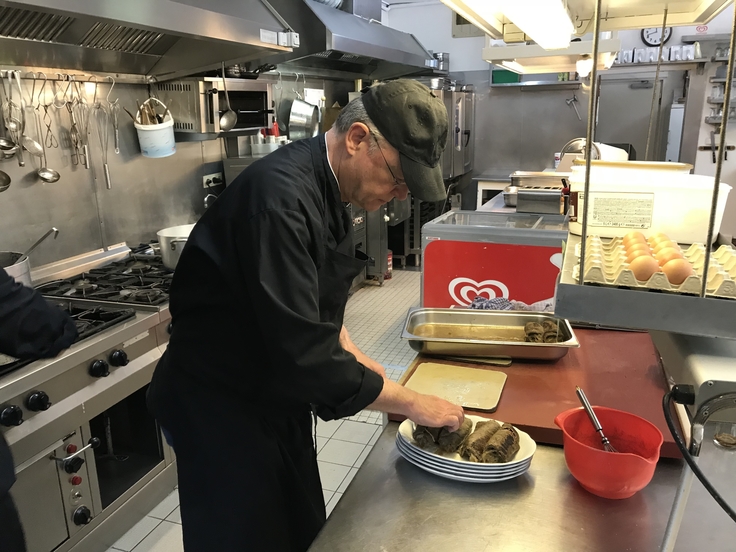 Arbeitseinsatz des Ministerpräsidenten Stephan Weil in einer Restaurantküche (Foto 1)