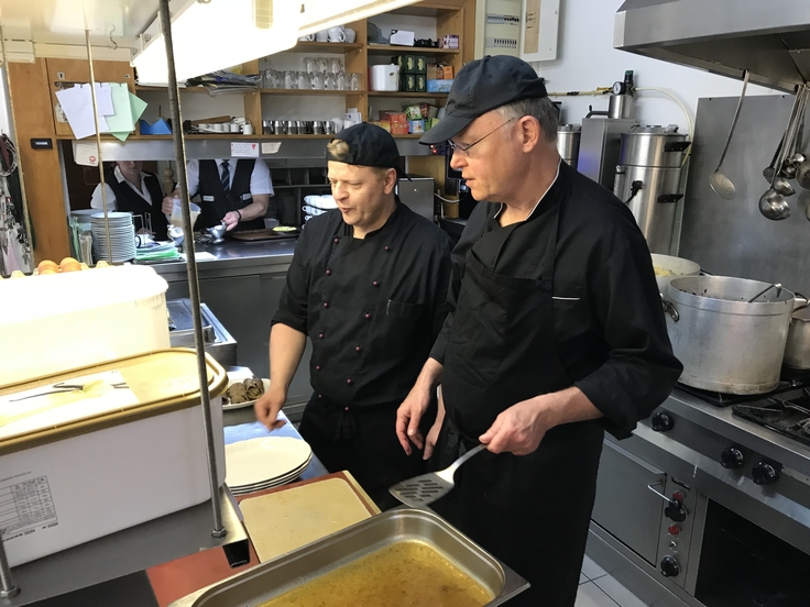 Arbeitseinsatz des Ministerpräsidenten Stephan Weil in einer Restaurantküche (Foto 2)
