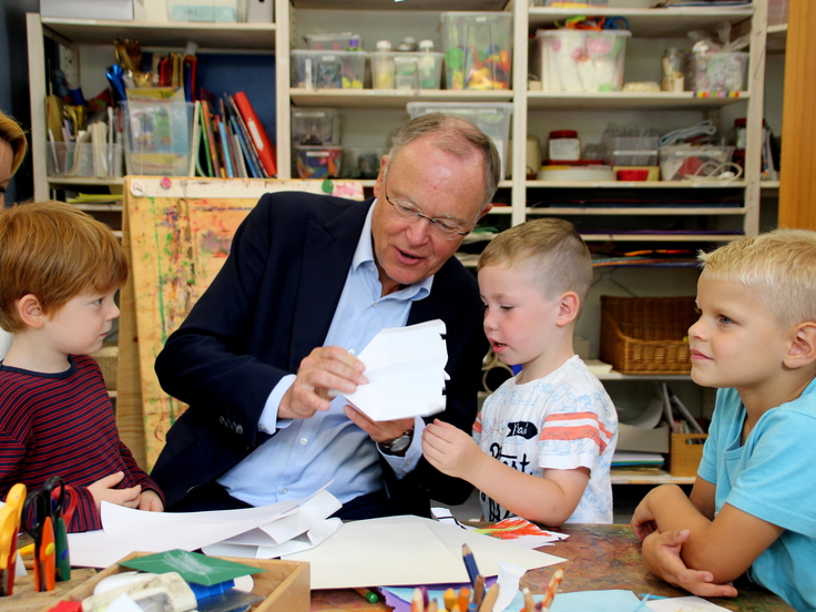 Arbeitseinsatz des Ministerpräsidenten Stephan Weil im Kindergarten (Foto 1)