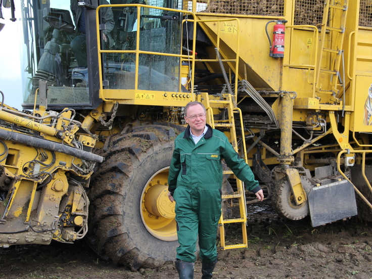 Arbeitseinsatz des Ministerpräsidenten Stephan Weil bei der Rübenernte vor einem Traktor