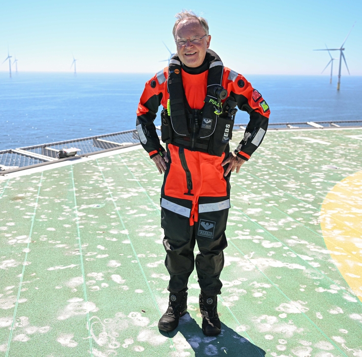 Ministerpräsidenten Stephan Weil auf der Arbeitsplattform für den Bau von Windenergieanlagen in der Nordsee