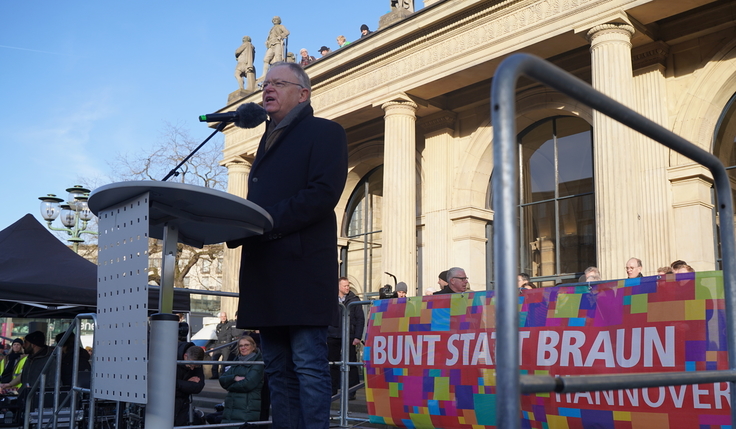 Ministerpräsident Weil spricht auf dem Opernplatz bei