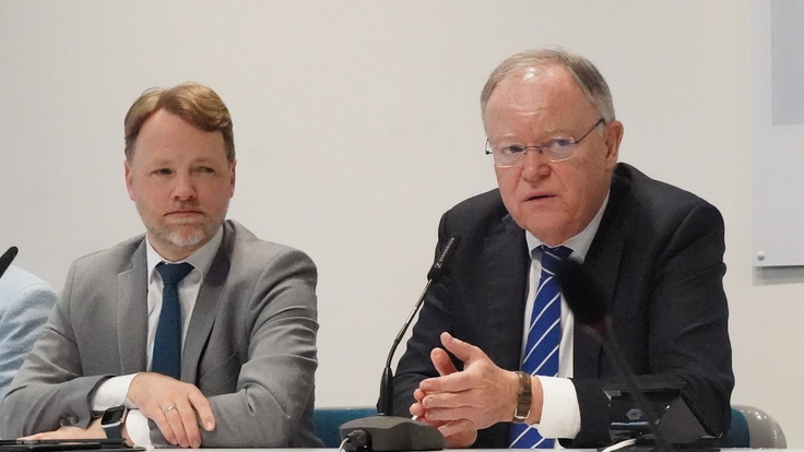 Ministerpräsident Stephan Weil und Finanzminister Gerald Heere in der Landespressekonferenz