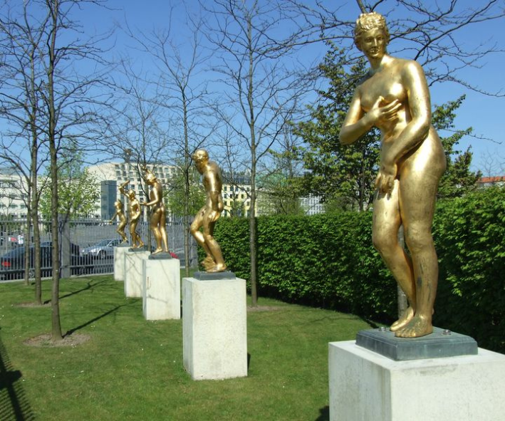 Fünf goldene Barockfiguren stehen auf hohen Betonsockeln im Garten der Landesvertretung Niedersachsens beim Bund in Berlin..