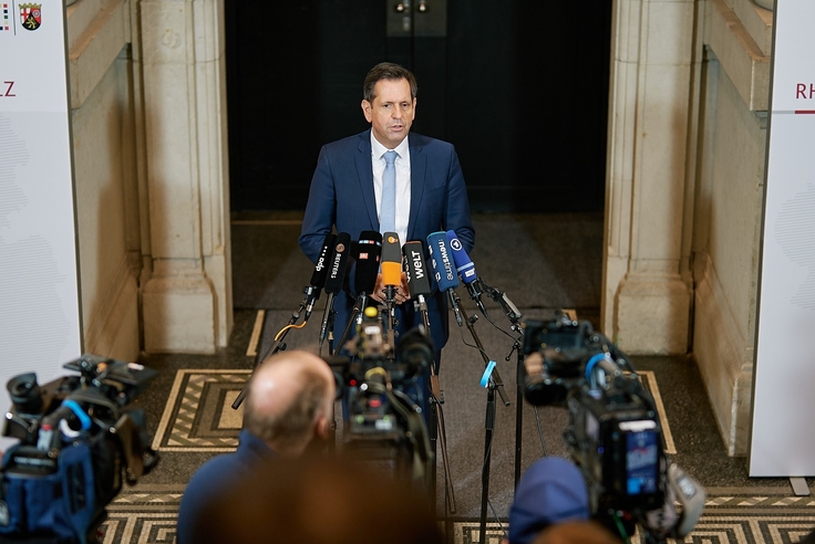 Ministerpräsident Olaf Lies vor vielen Mikrofonen und Kameraleuten.