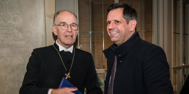 Links steht Landesbischof Ralf Meister und rechts neben ihm Ministerpräsident Olaf Lies. Beide unterhalten sich.
