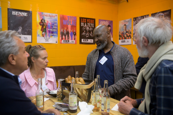 Personen, die miteinander diskutieren