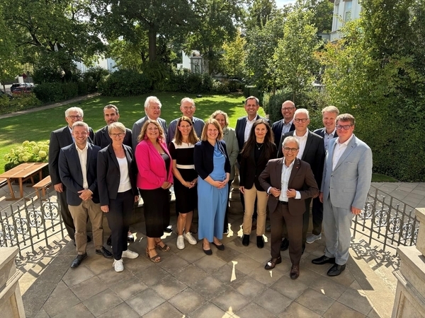 Gruppenfoto des Treffens der Spitzenvertreter*innen des Bündnisses im August 2025
