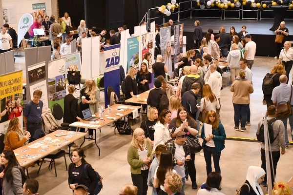 Menschen an Ständen bei einer Jobmesse des Bündnisses