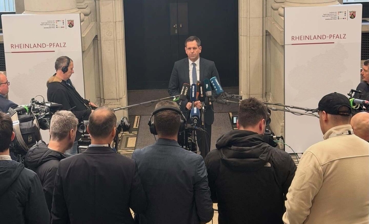Ministerpräsident Olaf Lies steht vor Medienvertretern und hält ein Statement.