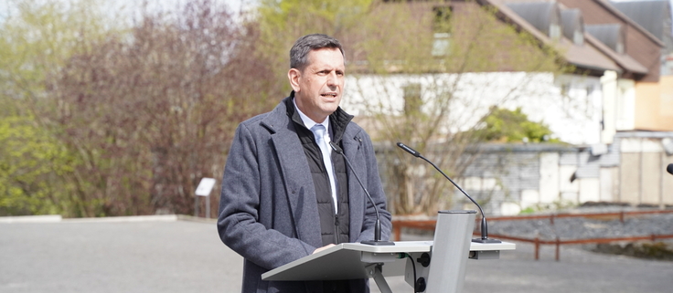Ministerpräsident Olaf Lies steht an einem Rednerpult und spricht zu einem, im Bild nicht zu sehenden Publikum.