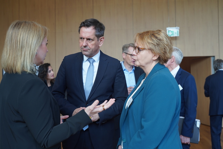 Ministerpräsident Olaf Lies im Gespräch mit Innenministerin Daniela Behrens und der ukrainischen Gesandten-Botschaftsrätin Iryna Tybinka.