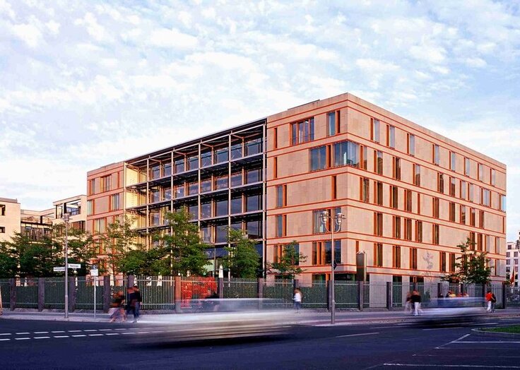 Das Gebäude der Niedersächsischen Landesvertretung in Berlin im Schein der Morgensonne.