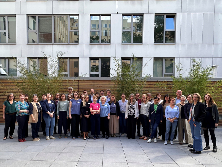 Gruppenfoto mit rund 40 Teilnehmenden der Veranstaltung.