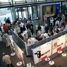Ausstellungsbesucher im Foyer der Landesvertretung