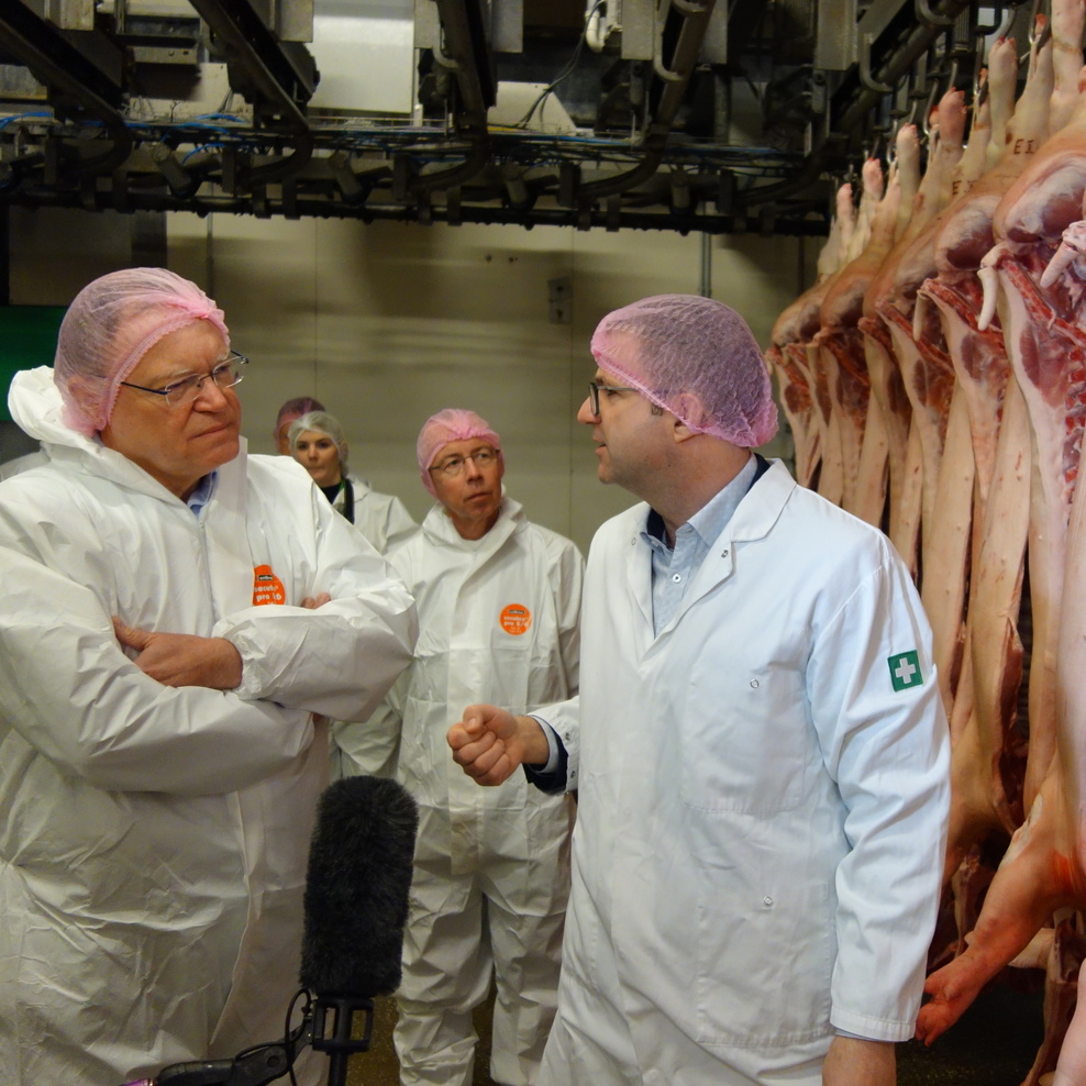 Ministerpräsident Stephan Weil während der Schlachthofbesichtigung im Gespräch mit Dr. Gerald Otto von Goldschmaus.