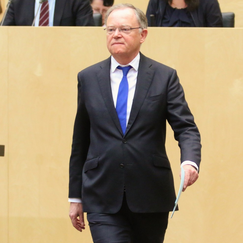 Ministerpräsident Stephan Weil verlässt nach einer Rede das Redepult im Bundesrat.