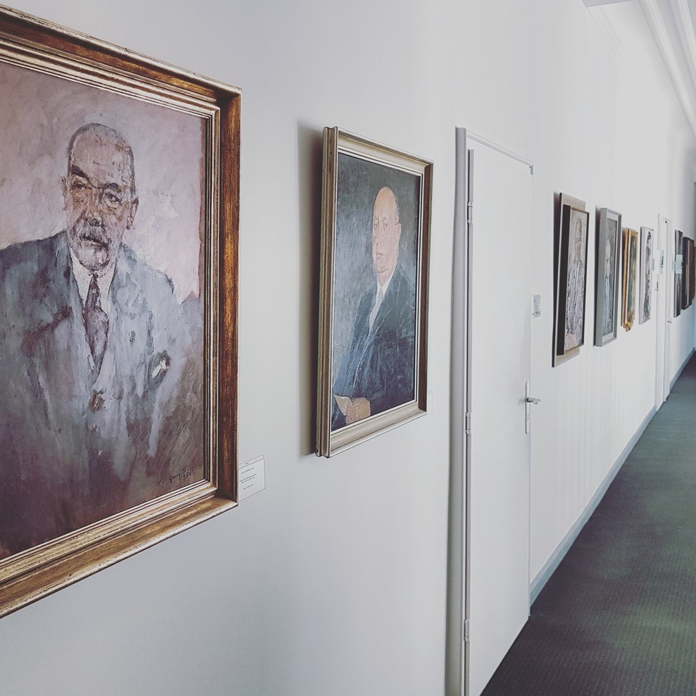 Galerie mit Bildern ehemaliger Ministerpräsidenten, aufgehängt in der Staatskanzlei.