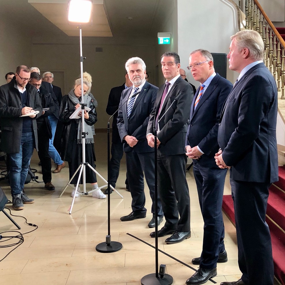 Ministerpräsident Stephan Weil gibt gemeinsam mit Wirtschaftsminister Dr. Bernd Althusmann, dem Wirtschaftsminister von Sachsen-Anhalt, Prof. Dr. Armin Willingmann, und Enercon-Geschäftsführer Hans-Dieter Kettwig eine Pressekonferenz.