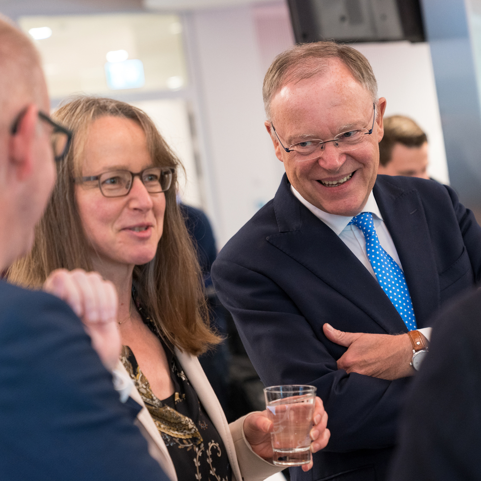 Ministerpräsident Stephan Weil mit Prof. Dr. Kerstin Jürgens beim 1. Zukunftslabor der Kommission Niedersachsen 2030.