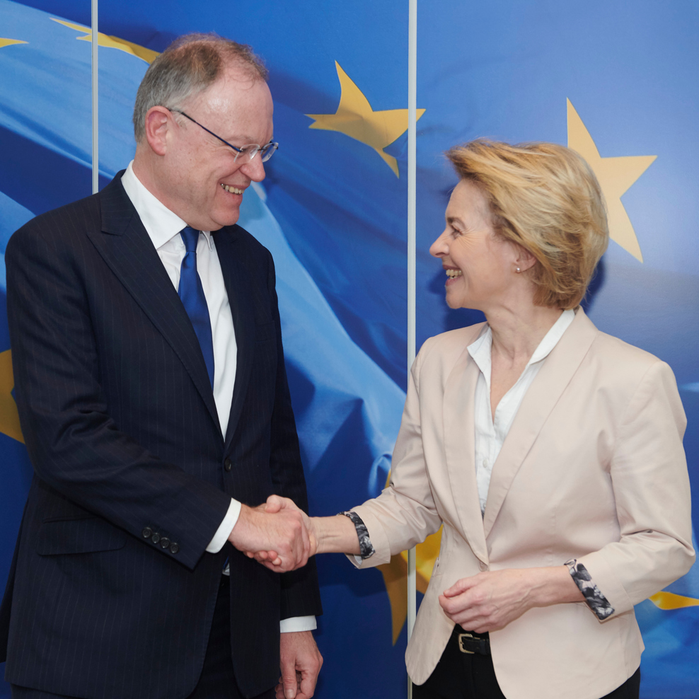 Ministerpräsident Stephan Weil und EU-Präsidentin Ursula von der Leyen schütteln sich die Hände.