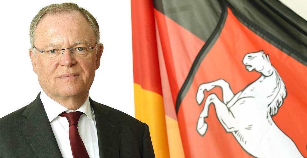 Schmuckbild: Ministerpräsidenten Stephan Weil vor der Niedersachsenfahne.