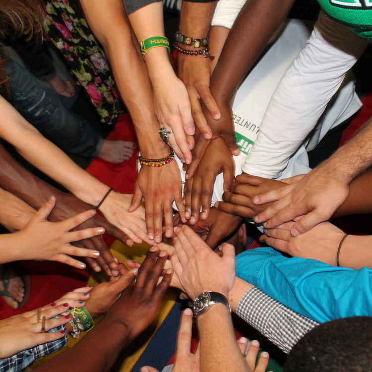 Internationale Entwicklungszusammenarbeit - Jugendliche aus verschiedenen Nationen treffen sich in Eastern Cape und strecken die Hände in die Mitte