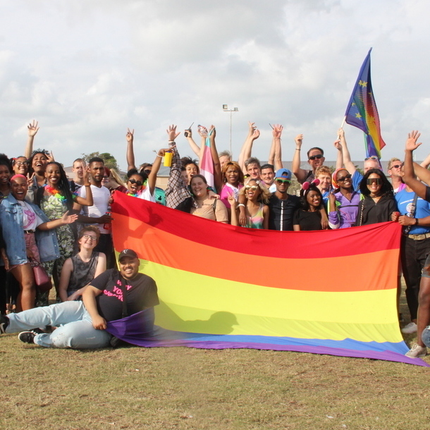 CSD Demo NMB Gruppe. Auf diesem Gruppenbild sind die Teilnehmenden der Demo nach Ankunft am Zielort