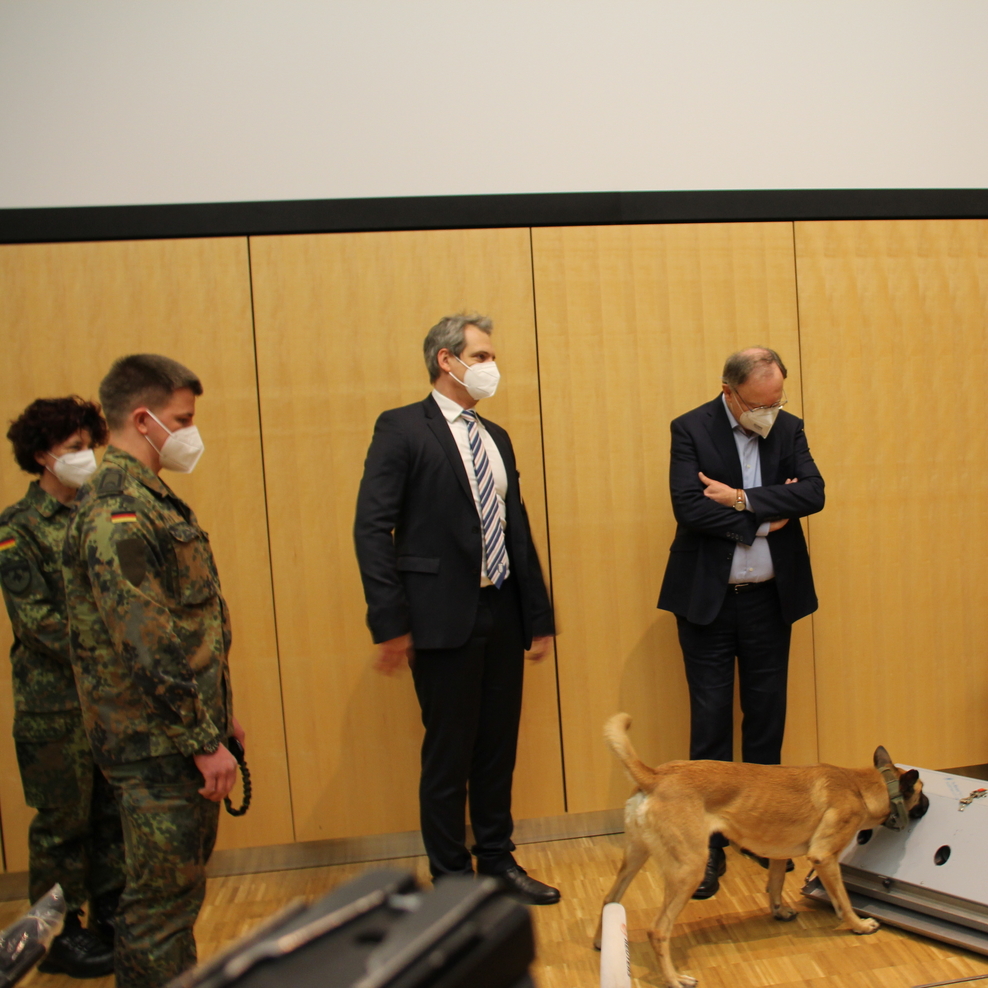 Ministerpräsident Stephan Weil hat sich am 3. Februar 2021 an der Stiftung Tierärztliche Hochschule Hannover über den Einsatz von Spürhunden in der Corona-Pandemie informiert.