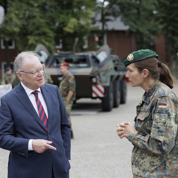 Stephan Weil im Gespräch mit einer Soldatin