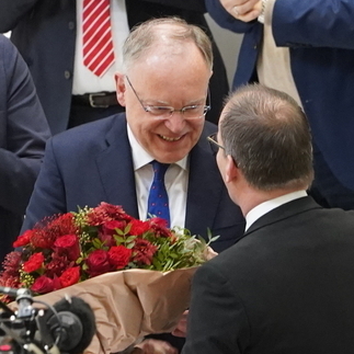 Überreichen von Blumen an Ministerpräsident Stephan Weil