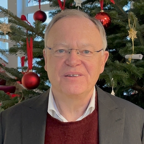 Ministerpräsident Stephan Weil vor dem Weihnachtsbaum in der Staatskanzlei