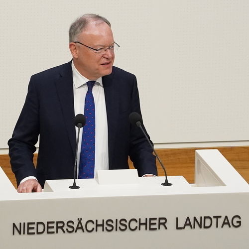 Ministerpräsident Stephan Weil vor dem Niedersächsischen Landtag