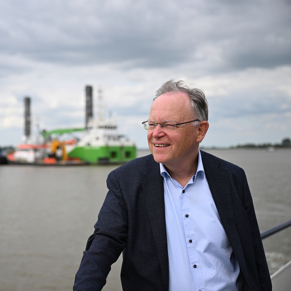 Ministerpräsident Stephan Weil auf einem Schiff auf der Elbe bei Stade