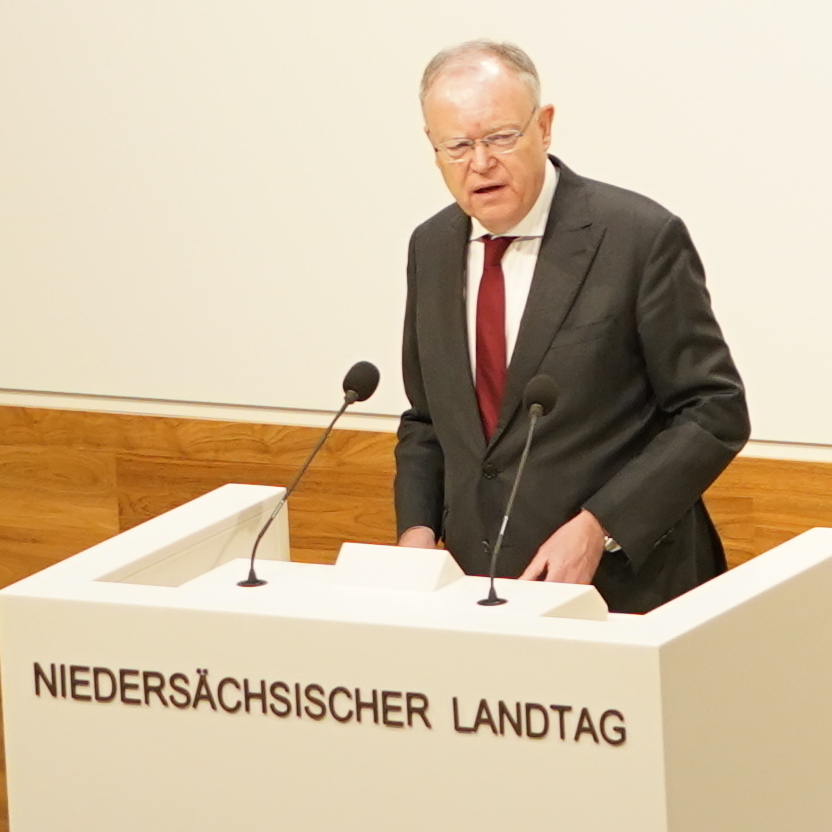 Ministerpräsident Stephan spricht vor dem Niedersächsischen Landtag