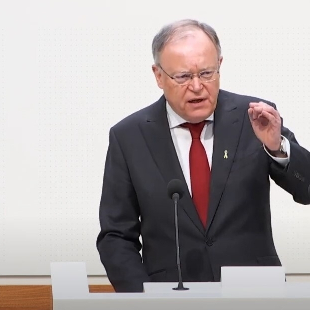 Ministerpräsident Stephan Weil am Rednerpult im Niedersächsischen Landtag