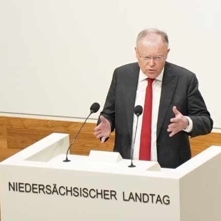 Ministerpräsident Stephan Weil vor dem Niedersächsischen Landtag
