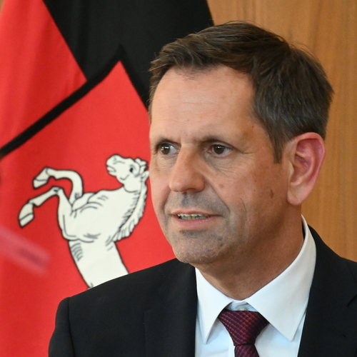 Ministerpräsident Olaf Lies spricht zu der Presse