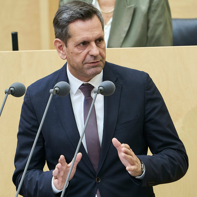 Ministerpräsident Olaf Lies steht am Rednerpult des Bundesrats und hebt beim Reden leicht seine Hände