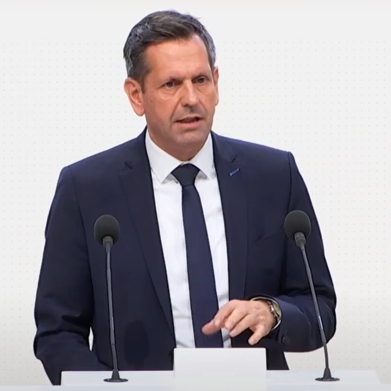 Ministerpräsident Olaf Lies steht am Rednerpult des Niedersächsischern Landtags