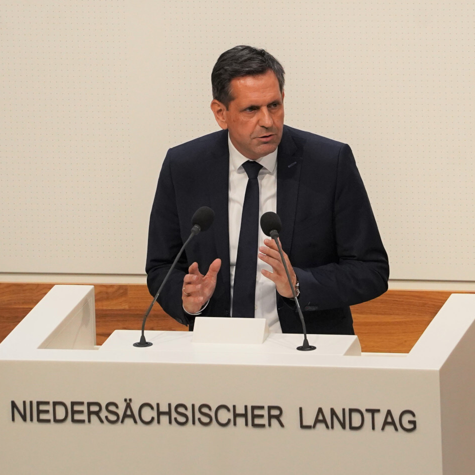 Ministerpräsident Olaf Lies während der Regierungserklärung im Niedersächsischen Landtag am 8. Oktober 2025