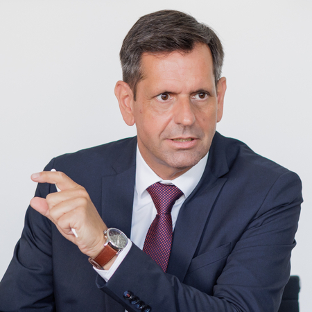 Ministerpräsident Olaf Lies im Gespräch an einem Tisch sitzend