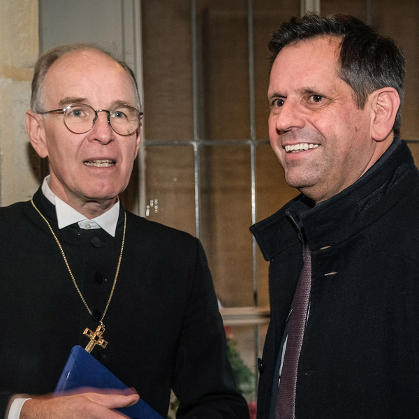 Links steht Landesbischof Ralf Meister und rechts neben ihm Ministerpräsident Olaf Lies. Beide unterhalten sich.