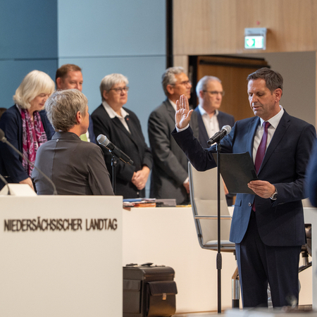 Olaf Lies steht vor der Präsidentin des Niedersächsischen Landtags und gibt den Amtseid als Niedersächsischen Ministerpräsidenten ab.