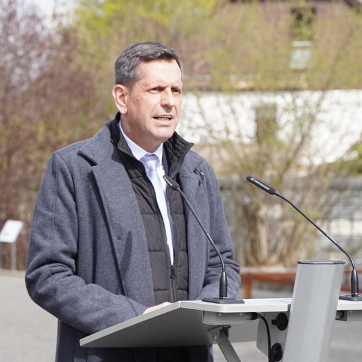 Ministerpräsident Olaf Lies steht an einem Rednerpult und spricht zu einem, im Bild nicht zu sehenden Publikum.