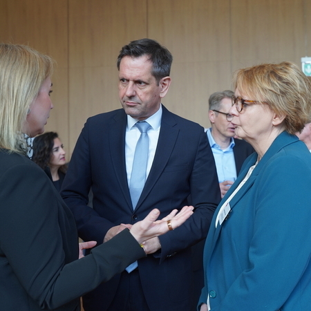 Ministerpräsident Olaf Lies im Gespräch mit Innenministerin Daniela Behrens und der ukrainischen Gesandten-Botschaftsrätin Iryna Tybinka.