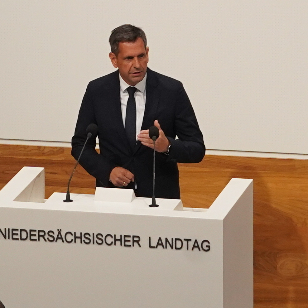 Ministerpräsident Olaf Lies steht hinter dem Rednerpult des Niedersächsischen Landtags und hält eine Rede.