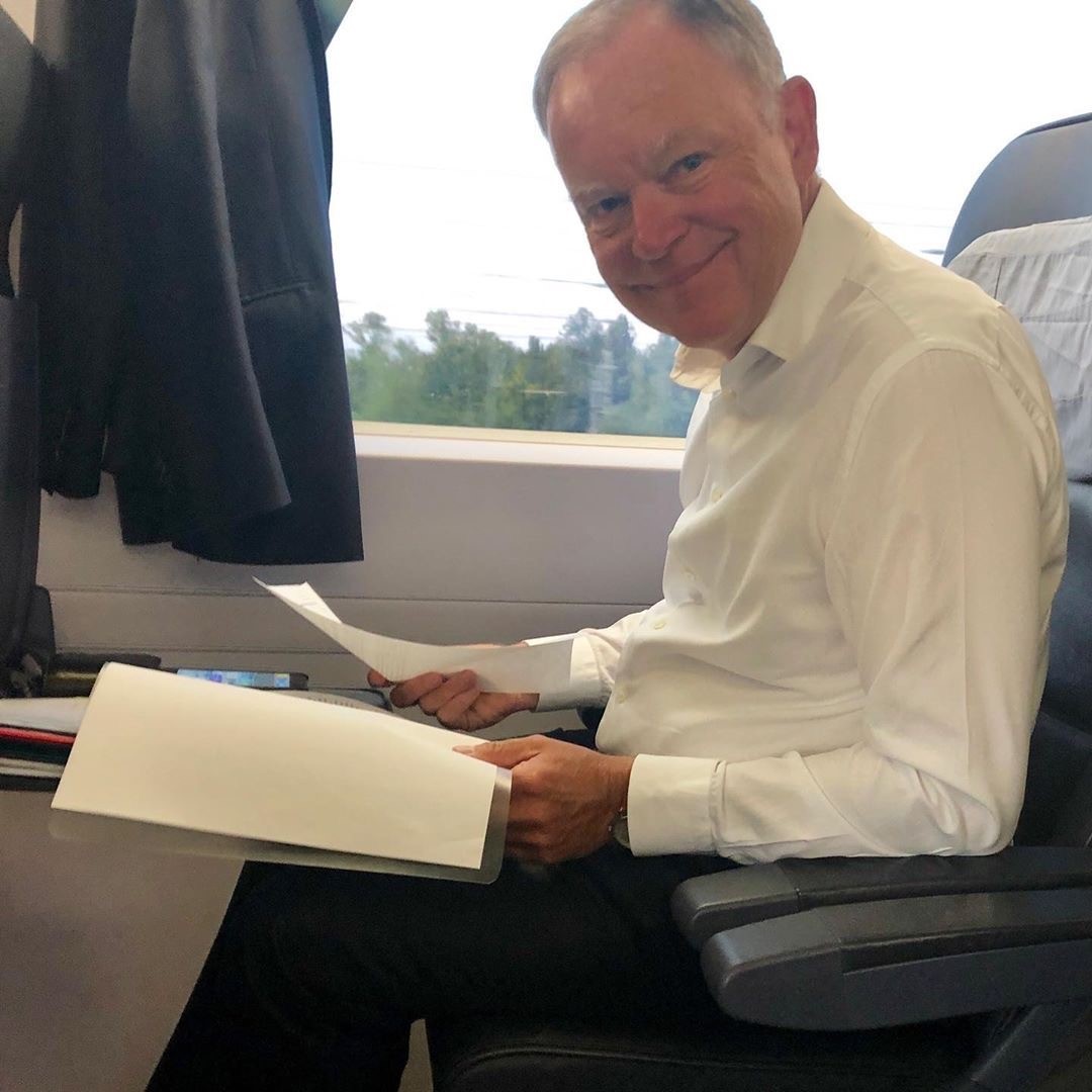 Ministerpräsident Stephan Weil im Zug.